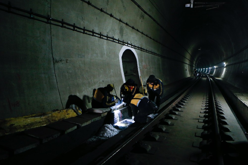 阿合奇铁路运营隧道病害现状